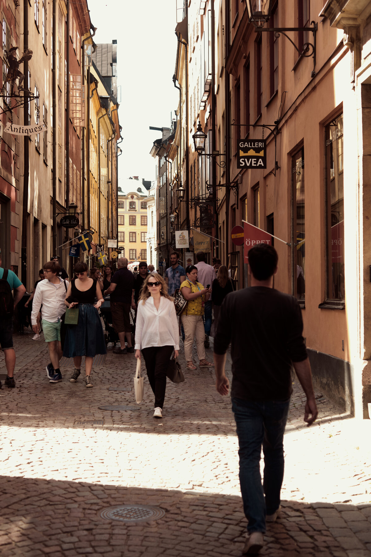Folk i gaten i gamla stan Stockholm