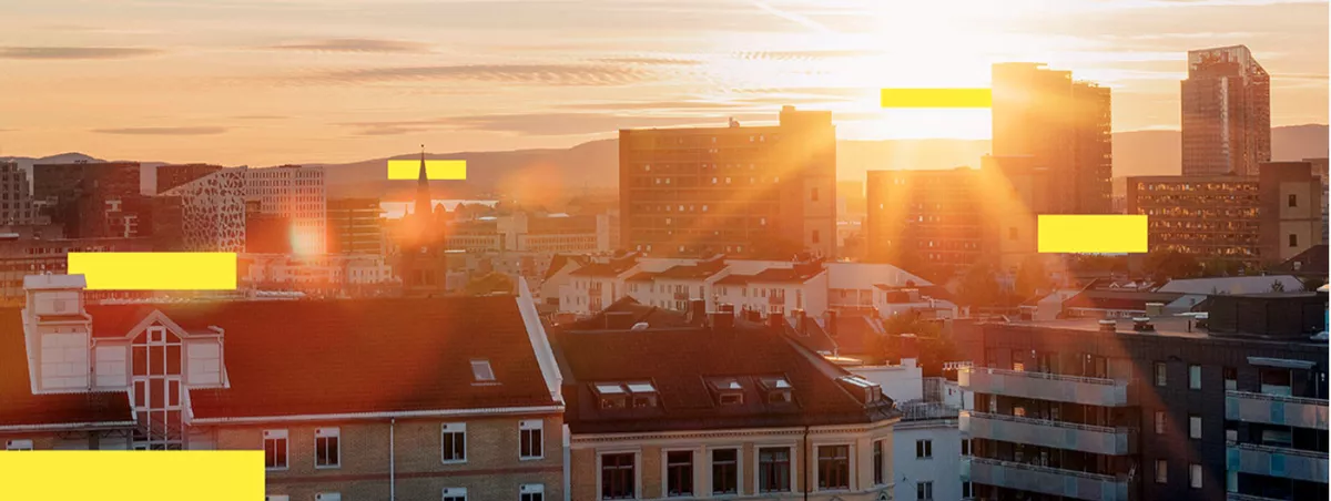 Solnedgang over takene i Oslo by