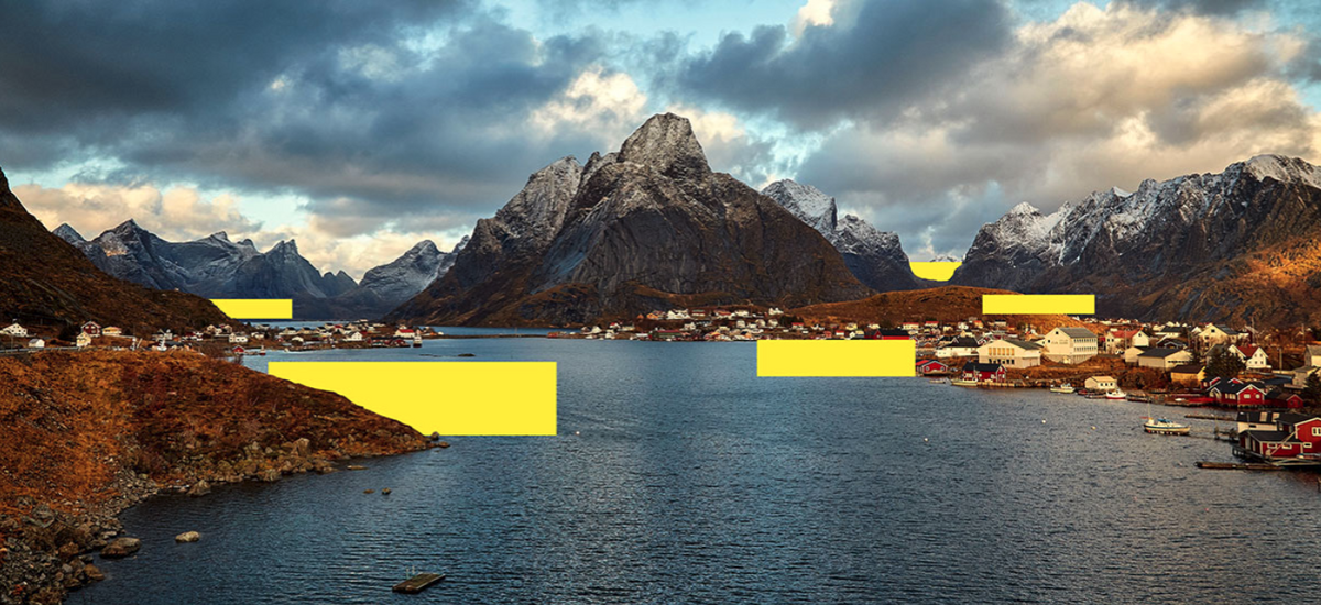 Vakkert landskap av Norske fjell og fjorder om høsten